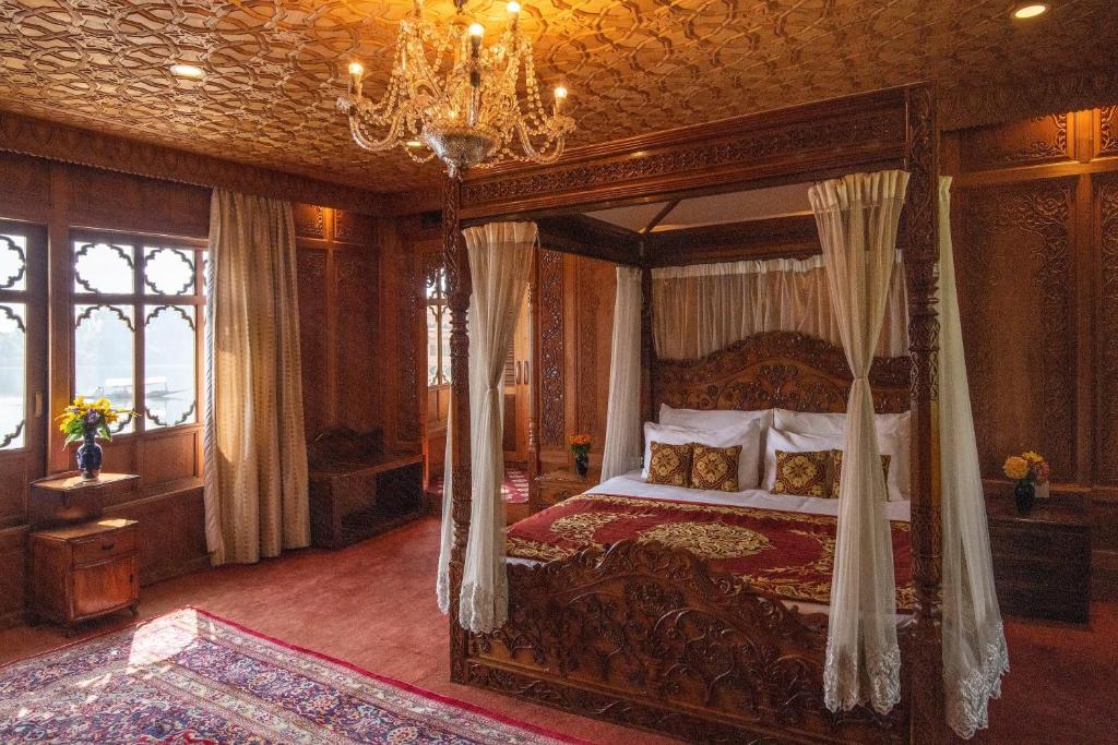 Mascot Houseboats Hotel Image
