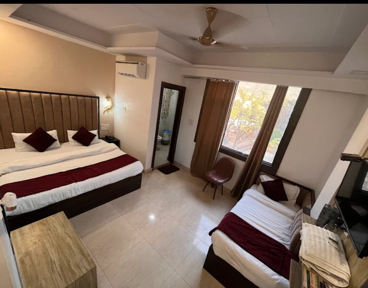 The Divine Oak Hotel Image