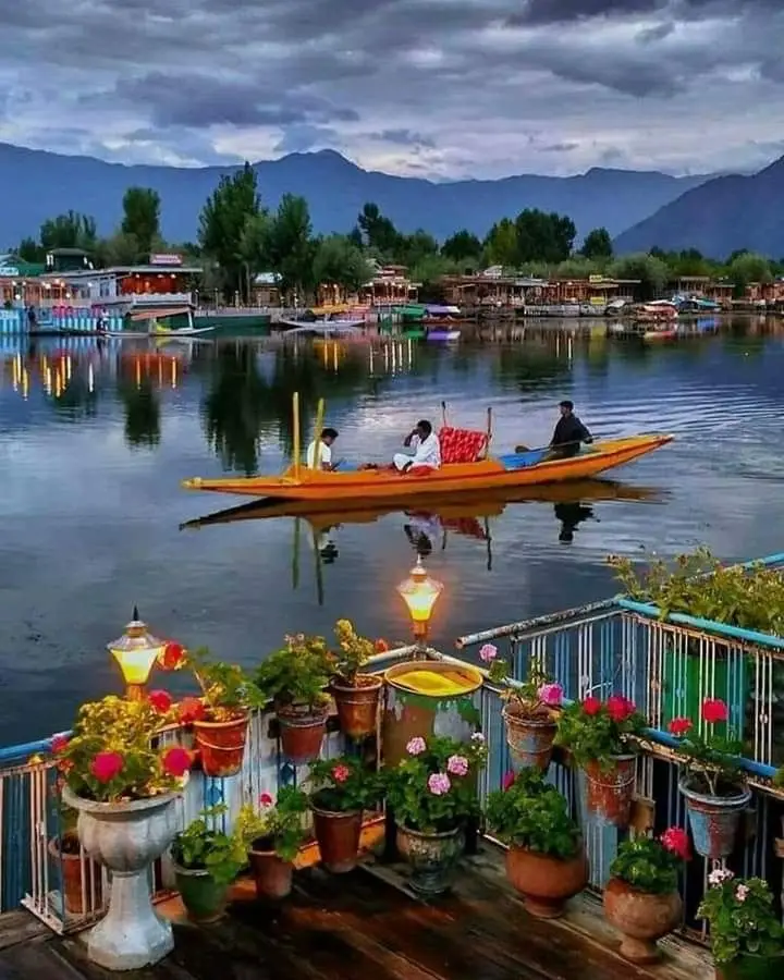 Kashmir Tour Package with Houseboat Stay | Premium Kashmir Holidays